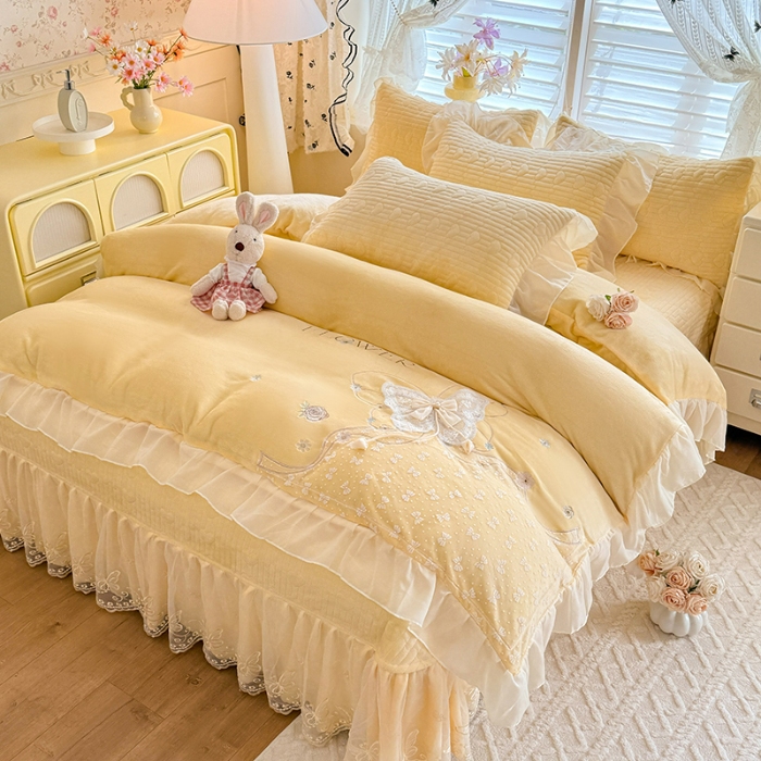 91家纺网 家纺一手货源 找家纺 漫布云2025秋冬新款11斤230g全消光牛奶绒夹棉床盖款四件套纯色蕾丝花边刺绣床裙款床盖 蝶恋花-嫩黄 