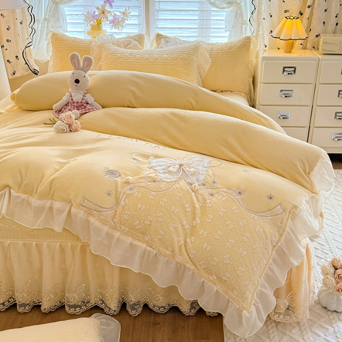 91家纺网 家纺一手货源 找家纺 漫布云2025秋冬新款11斤230g全消光牛奶绒夹棉床盖款四件套纯色蕾丝花边刺绣床裙款床盖 蝶恋花-嫩黄 