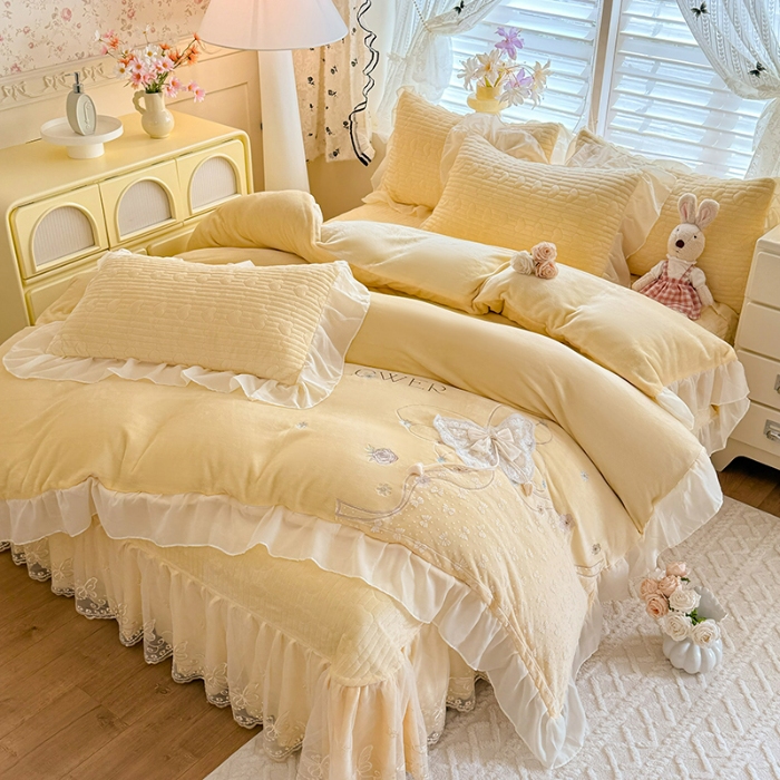 91家纺网 家纺一手货源 找家纺 漫布云2025秋冬新款11斤230g全消光牛奶绒夹棉床盖款四件套纯色蕾丝花边刺绣床裙款床盖 蝶恋花-嫩黄 