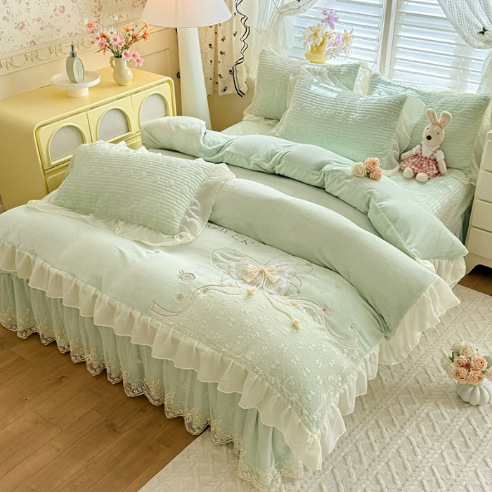 91家纺网 家纺一手货源 找家纺 漫布云2025秋冬新款11斤230g全消光牛奶绒夹棉床盖款四件套纯色蕾丝花边刺绣床裙款床盖 蝶恋花-新芽绿 