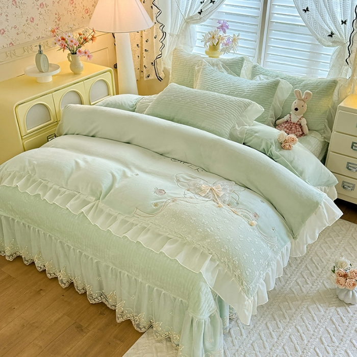 91家纺网 家纺一手货源 找家纺 漫布云2025秋冬新款11斤230g全消光牛奶绒夹棉床盖款四件套纯色蕾丝花边刺绣床裙款床盖 蝶恋花-新芽绿 