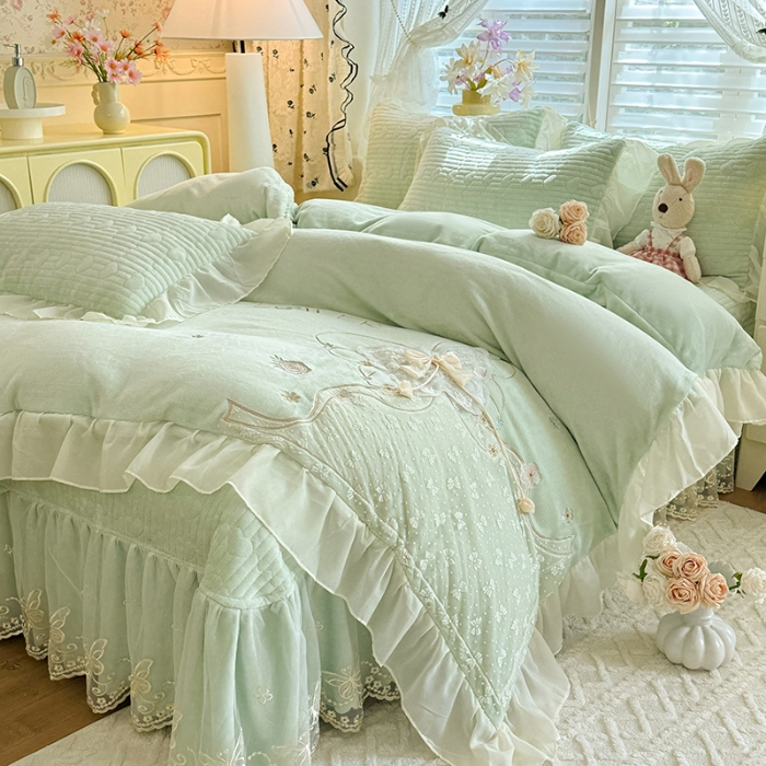 91家纺网 家纺一手货源 找家纺 漫布云2025秋冬新款11斤230g全消光牛奶绒夹棉床盖款四件套纯色蕾丝花边刺绣床裙款床盖 蝶恋花-新芽绿 