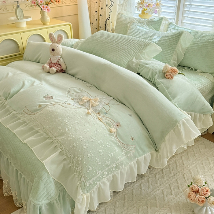 91家纺网 家纺一手货源 找家纺 漫布云2025秋冬新款11斤230g全消光牛奶绒夹棉床盖款四件套纯色蕾丝花边刺绣床裙款床盖 蝶恋花-新芽绿 