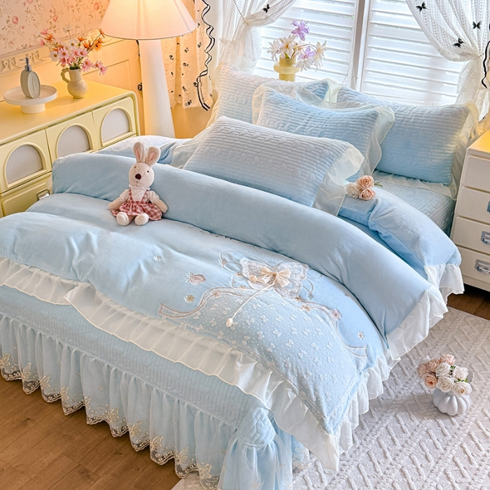 91家纺网 家纺一手货源 找家纺 漫布云2025秋冬新款11斤230g全消光牛奶绒夹棉床盖款四件套纯色蕾丝花边刺绣床裙款床盖 蝶恋花-婴儿蓝 