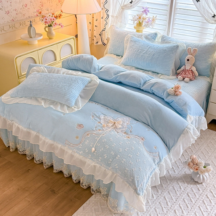 91家纺网 家纺一手货源 找家纺 漫布云2025秋冬新款11斤230g全消光牛奶绒夹棉床盖款四件套纯色蕾丝花边刺绣床裙款床盖 蝶恋花-婴儿蓝 