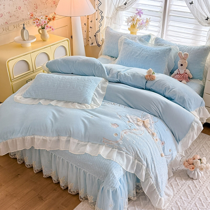 91家纺网 家纺一手货源 找家纺 漫布云2025秋冬新款11斤230g全消光牛奶绒夹棉床盖款四件套纯色蕾丝花边刺绣床裙款床盖 蝶恋花-婴儿蓝 