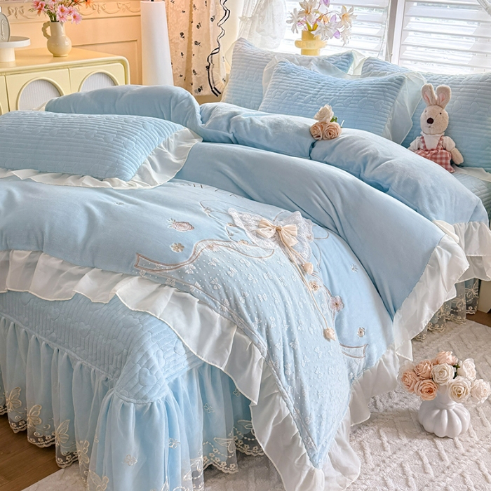 91家纺网 家纺一手货源 找家纺 漫布云2025秋冬新款11斤230g全消光牛奶绒夹棉床盖款四件套纯色蕾丝花边刺绣床裙款床盖 蝶恋花-婴儿蓝 
