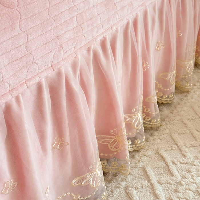 91家纺网 家纺一手货源 找家纺 漫布云2025秋冬新款11斤230g全消光牛奶绒夹棉床盖款四件套纯色蕾丝花边刺绣床裙款床盖 蝶恋花-樱花粉