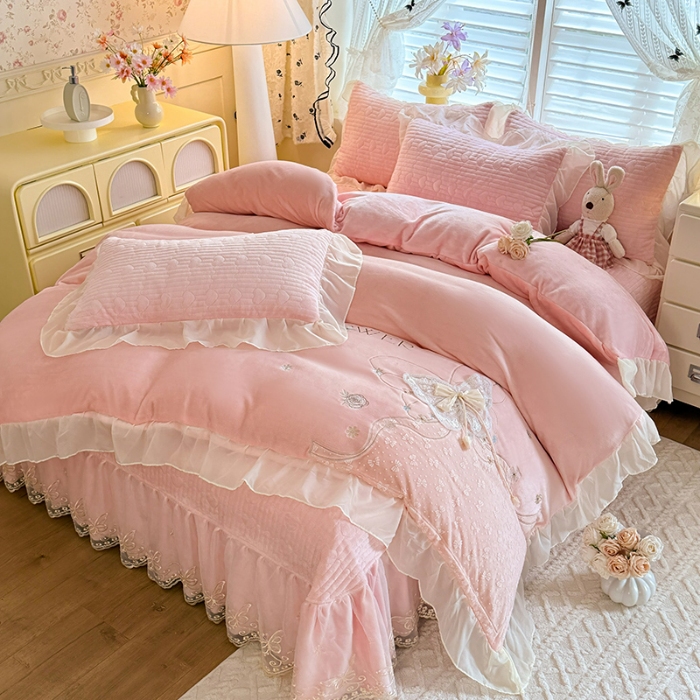 91家纺网 家纺一手货源 找家纺 漫布云2025秋冬新款11斤230g全消光牛奶绒夹棉床盖款四件套纯色蕾丝花边刺绣床裙款床盖 蝶恋花-樱花粉