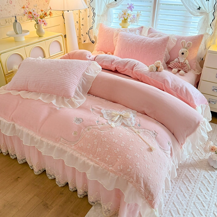 91家纺网 家纺一手货源 找家纺 漫布云2025秋冬新款11斤230g全消光牛奶绒夹棉床盖款四件套纯色蕾丝花边刺绣床裙款床盖 蝶恋花-樱花粉