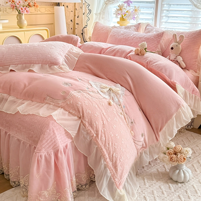 91家纺网 家纺一手货源 找家纺 漫布云2025秋冬新款11斤230g全消光牛奶绒夹棉床盖款四件套纯色蕾丝花边刺绣床裙款床盖 蝶恋花-樱花粉