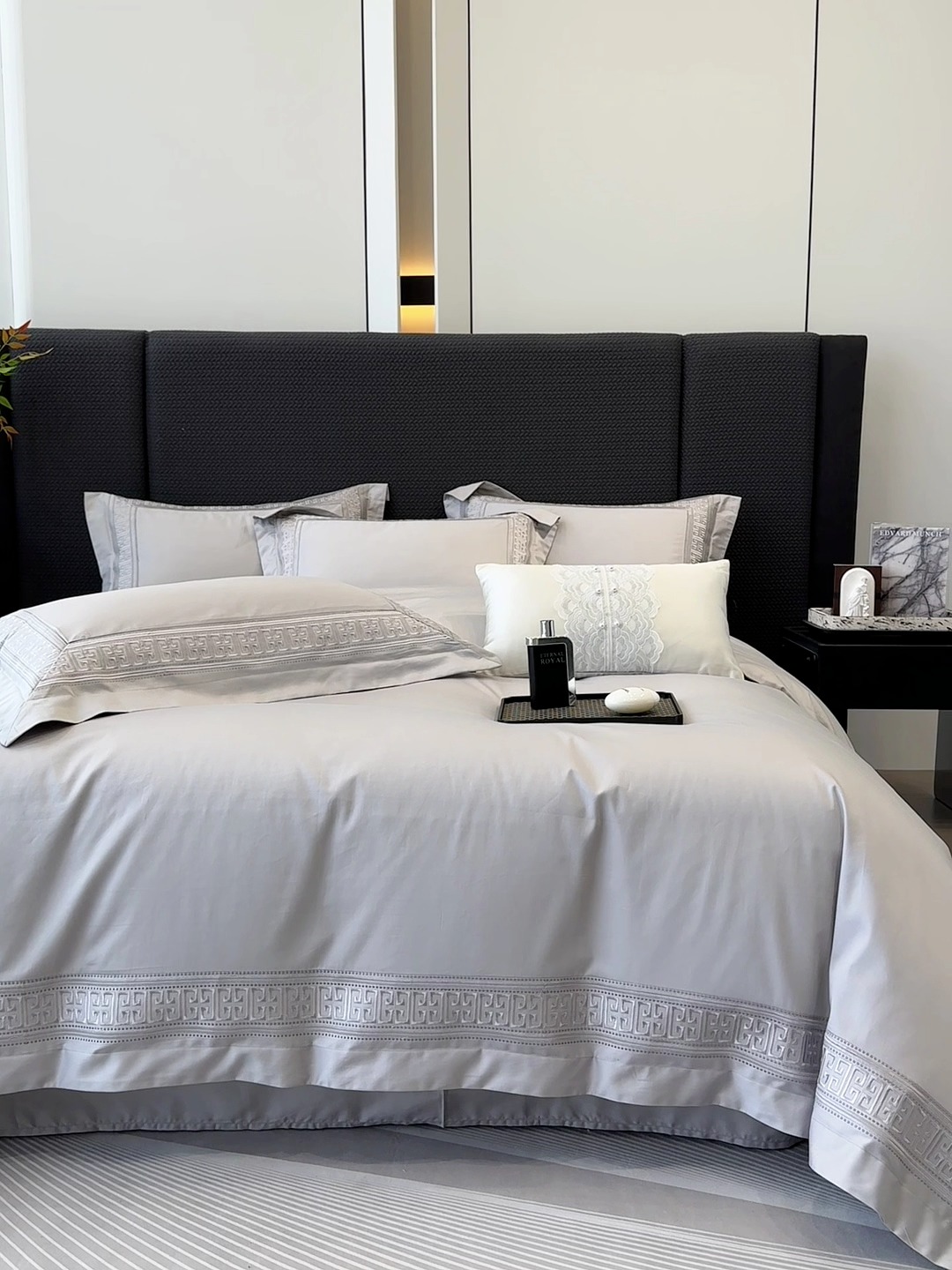 91家纺网 家纺一手货源 找家纺 高档礼盒装50*50S贡缎长绒棉刺绣花四件套100%纯棉全棉床单床笠款量大价优 太空灰-丽思兰顿-A类贡缎长绒棉