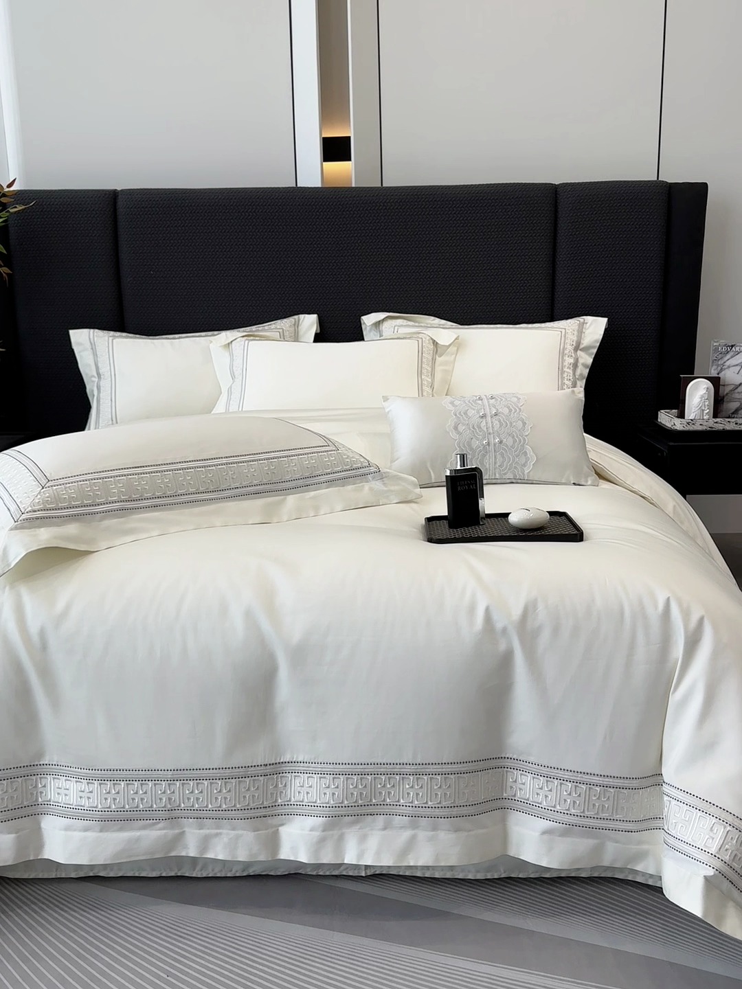 91家纺网 家纺一手货源 找家纺 高档礼盒装50*50S贡缎长绒棉刺绣花四件套100%纯棉全棉床单床笠款量大价优 高级白-丽思兰顿-A类贡缎长绒棉