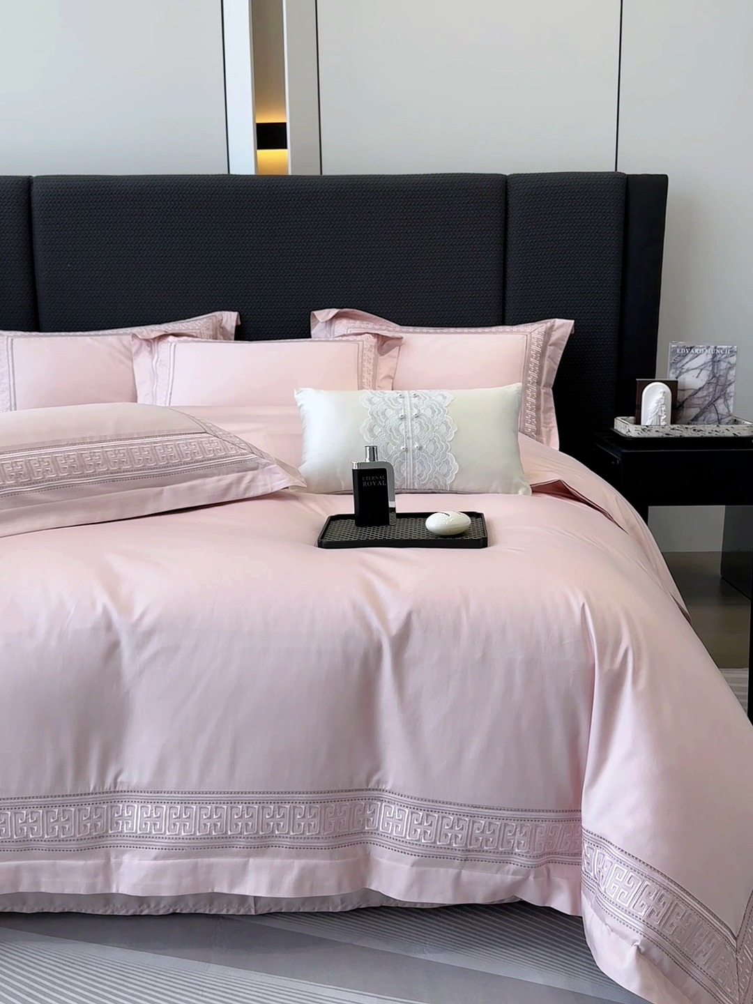 91家纺网 家纺一手货源 找家纺 高档礼盒装50*50S贡缎长绒棉刺绣花四件套100%纯棉全棉床单床笠款量大价优 香奈粉-丽思兰顿-A类贡缎长绒棉