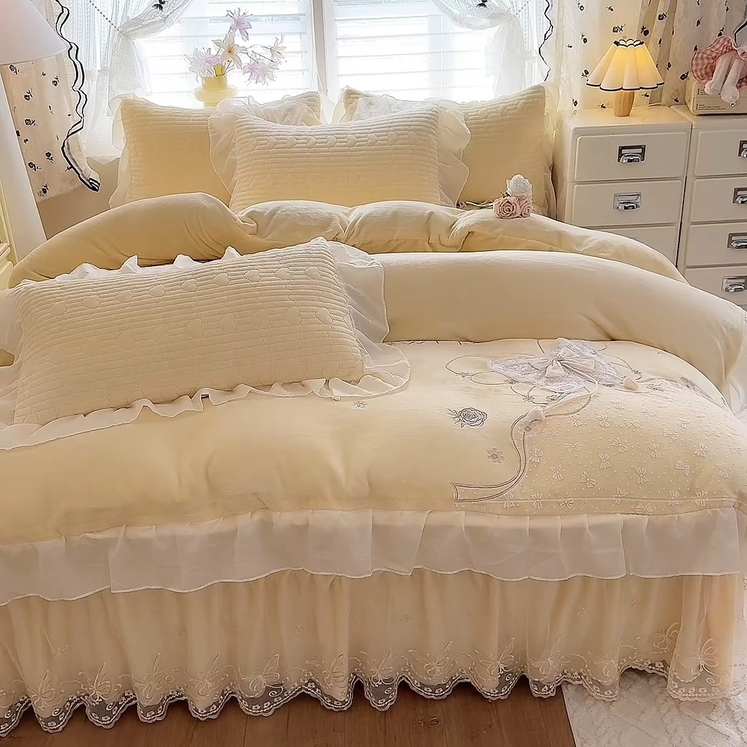 91家纺网 家纺一手货源 找家纺 漫布云2025秋冬新款11斤230g全消光牛奶绒夹棉床盖款四件套纯色蕾丝花边刺绣床裙款床盖 蝶恋花-嫩黄 