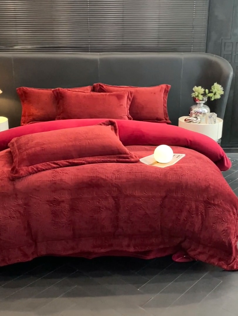 91家纺网 家纺一手货源 找家纺 （总）控价 专版花型   2025年新款240克全消光A类烂花牛奶绒四件套-雨纱暮歌直播首选