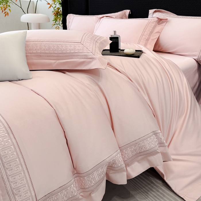 91家纺网 家纺一手货源 找家纺 高档礼盒装50*50S贡缎长绒棉刺绣花四件套100%纯棉全棉床单床笠款量大价优 香奈粉-丽思兰顿-A类贡缎长绒棉