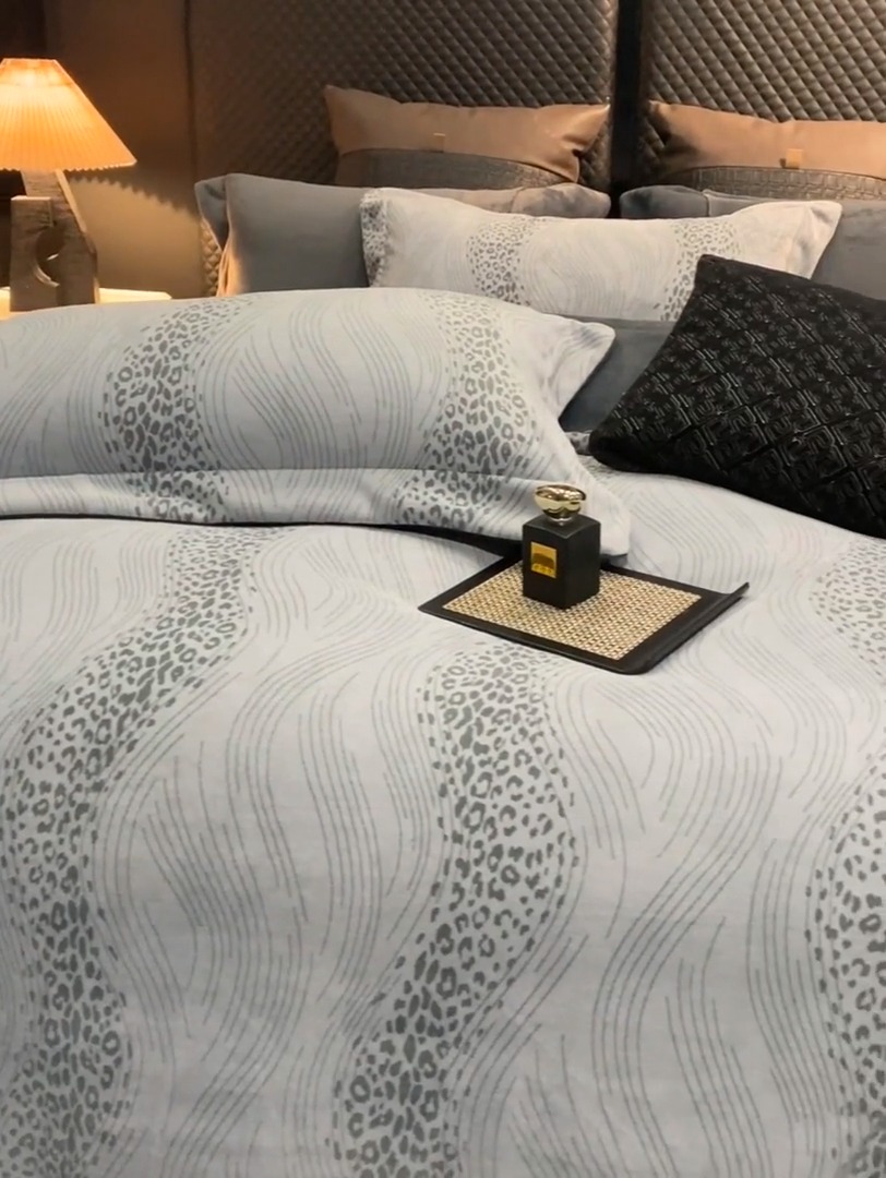 91家纺网 家纺一手货源 找家纺 （总）控价 2025新款 专版花型 高克重240克全消光A类印花牛奶绒四件套-有风直播首选