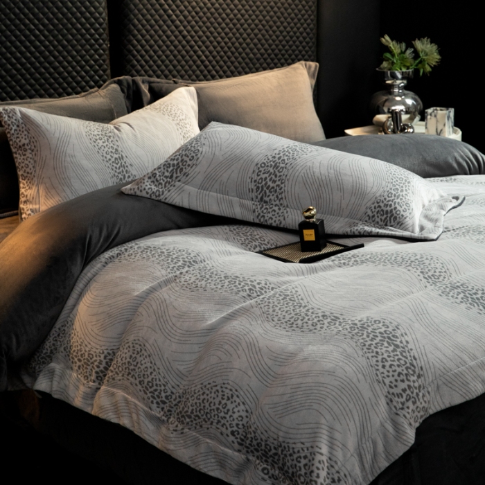 91家纺网 家纺一手货源 找家纺 （总）控价 2025新款 专版花型 高克重240克全消光A类印花牛奶绒四件套-有风直播首选