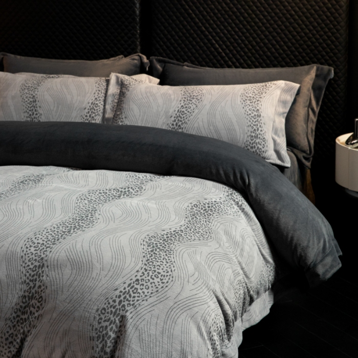 91家纺网 家纺一手货源 找家纺 （总）控价 2025新款 专版花型 高克重240克全消光A类印花牛奶绒四件套-有风直播首选