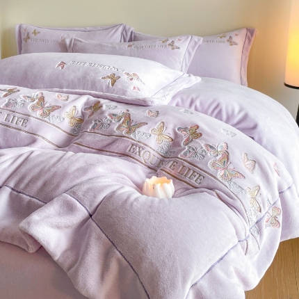 91家纺网 家纺一手货源 找家纺 （总）控价 2025新款 专版花型 高克重240克A类全消光刺绣牛奶绒四件套床盖款-蝶舞