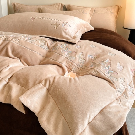 91家纺网 家纺一手货源 找家纺 （总）控价 2025新款 专版花型 高克重240克A类全消光刺绣牛奶绒四件套床盖款-蝶舞