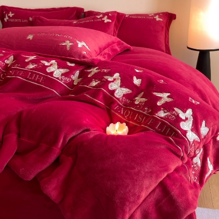 91家纺网 家纺一手货源 找家纺 （总）控价 2025新款 专版花型 高克重240克A类全消光刺绣牛奶绒四件套床盖款-蝶舞