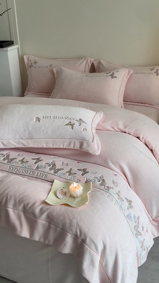 91家纺网 家纺一手货源 找家纺 （总）控价 2025新款 专版花型 高克重240克A类全消光刺绣牛奶绒四件套床盖款-蝶舞