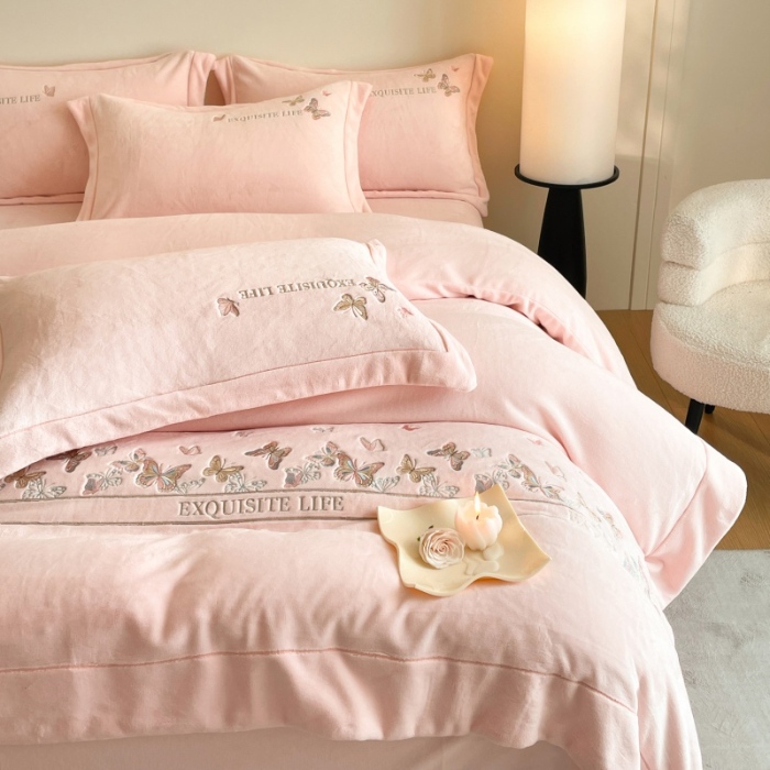 91家纺网 家纺一手货源 找家纺 （总）控价 2025新款 专版花型 高克重240克A类全消光刺绣牛奶绒四件套床盖款-蝶舞