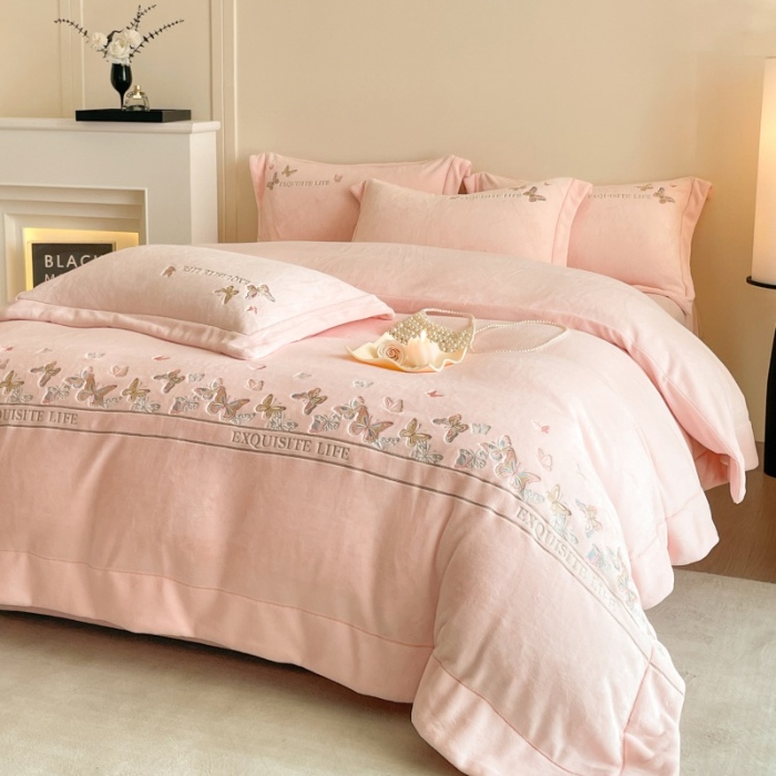 91家纺网 家纺一手货源 找家纺 （总）控价 2025新款 专版花型 高克重240克A类全消光刺绣牛奶绒四件套床盖款-蝶舞