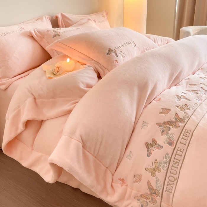 91家纺网 家纺一手货源 找家纺 （总）控价 2025新款 专版花型 高克重240克A类全消光刺绣牛奶绒四件套床盖款-蝶舞