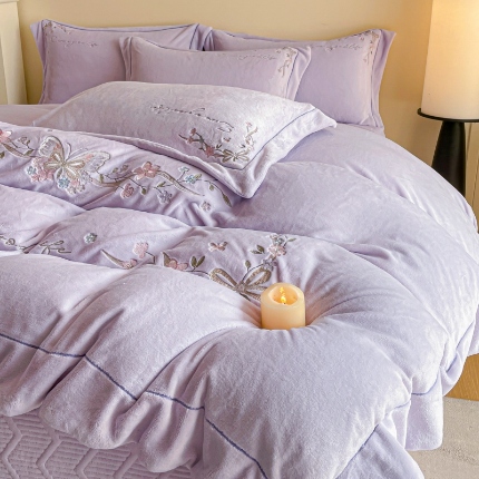 91家纺网 家纺一手货源 找家纺 （总）控价 2025新款 专版花型 全消光A类刺绣牛奶绒四件套床盖款-蝶恋花