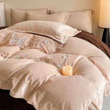 91家纺网 家纺一手货源 找家纺 （总）控价 2025新款 专版花型 全消光A类刺绣牛奶绒四件套床盖款-蝶恋花