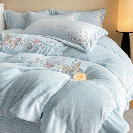 91家纺网 家纺一手货源 找家纺 （总）控价 2025新款 专版花型 全消光A类刺绣牛奶绒四件套床盖款-蝶恋花