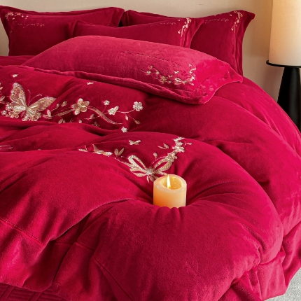 91家纺网 家纺一手货源 找家纺 （总）控价 2025新款 专版花型 全消光A类刺绣牛奶绒四件套床盖款-蝶恋花