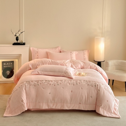 91家纺网 家纺一手货源 找家纺 （总）控价 2025新款 专版花型 高克重240克A类全消光刺绣牛奶绒四件套床盖款-花意浓