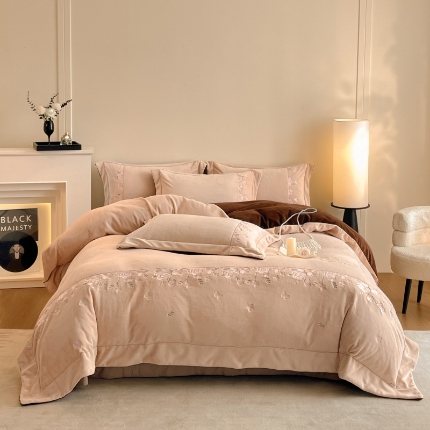 91家纺网 家纺一手货源 找家纺 （总）控价 2025新款 专版花型 高克重240克A类全消光刺绣牛奶绒四件套床盖款-花意浓