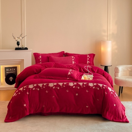 91家纺网 家纺一手货源 找家纺 （总）控价 2025新款 专版花型 高克重240克A类全消光刺绣牛奶绒四件套床盖款-花意浓