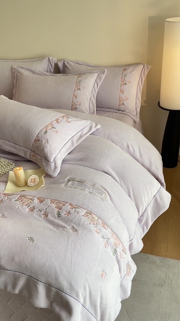 91家纺网 家纺一手货源 找家纺 （总）控价 2025新款 专版花型 高克重240克A类全消光刺绣牛奶绒四件套床盖款-花意浓