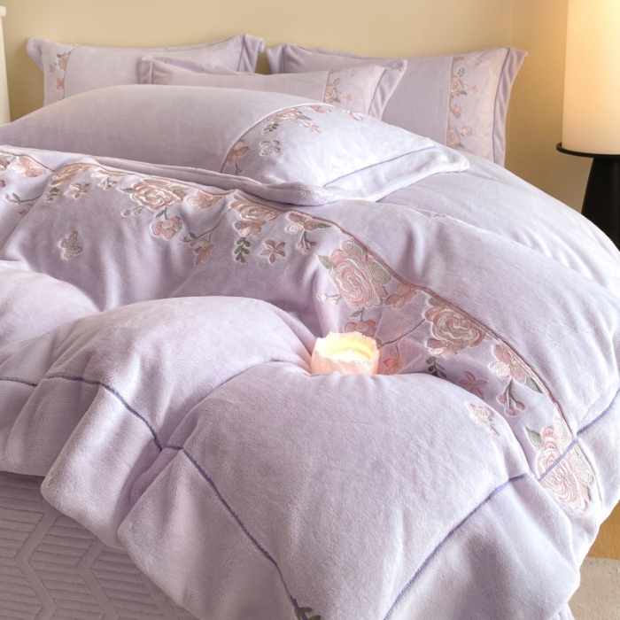 91家纺网 家纺一手货源 找家纺 （总）控价 2025新款 专版花型 高克重240克A类全消光刺绣牛奶绒四件套床盖款-花意浓