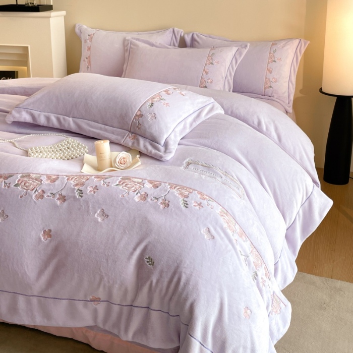 91家纺网 家纺一手货源 找家纺 （总）控价 2025新款 专版花型 高克重240克A类全消光刺绣牛奶绒四件套床盖款-花意浓