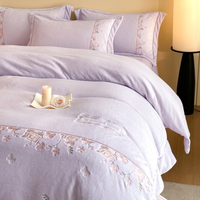 91家纺网 家纺一手货源 找家纺 （总）控价 2025新款 专版花型 高克重240克A类全消光刺绣牛奶绒四件套床盖款-花意浓