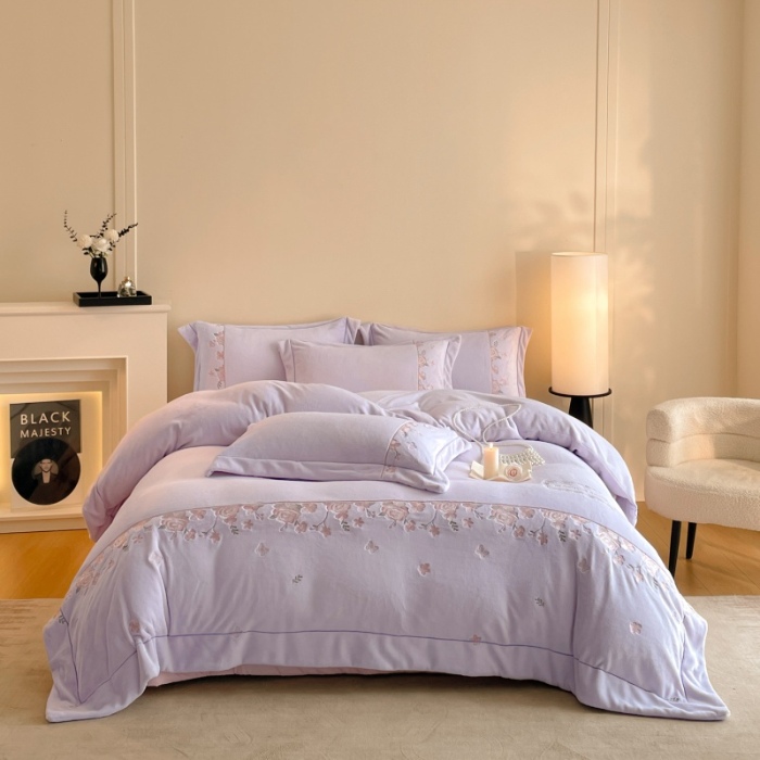 91家纺网 家纺一手货源 找家纺 （总）控价 2025新款 专版花型 高克重240克A类全消光刺绣牛奶绒四件套床盖款-花意浓