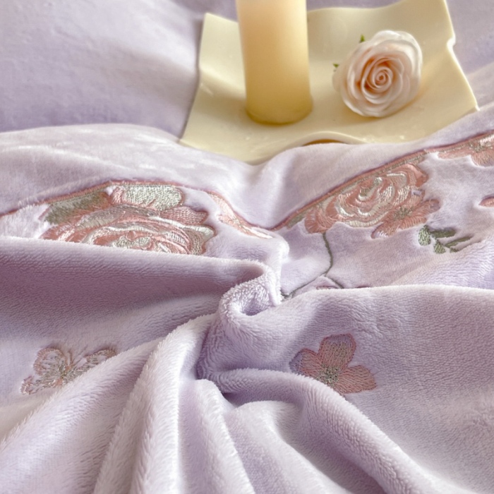 91家纺网 家纺一手货源 找家纺 （总）控价 2025新款 专版花型 高克重240克A类全消光刺绣牛奶绒四件套床盖款-花意浓