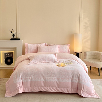 91家纺网 家纺一手货源 找家纺 （总）控价 2025新款 专版花型 高克重240克A类全消光数码印花牛奶绒四件套床盖款-恋语