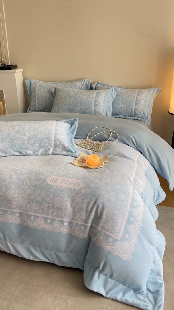 91家纺网 家纺一手货源 找家纺 （总）控价 2025新款 专版花型 高克重240克A类全消光数码印花牛奶绒四件套床盖款-恋语