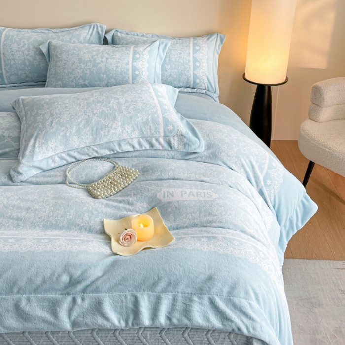 91家纺网 家纺一手货源 找家纺 （总）控价 2025新款 专版花型 高克重240克A类全消光数码印花牛奶绒四件套床盖款-恋语