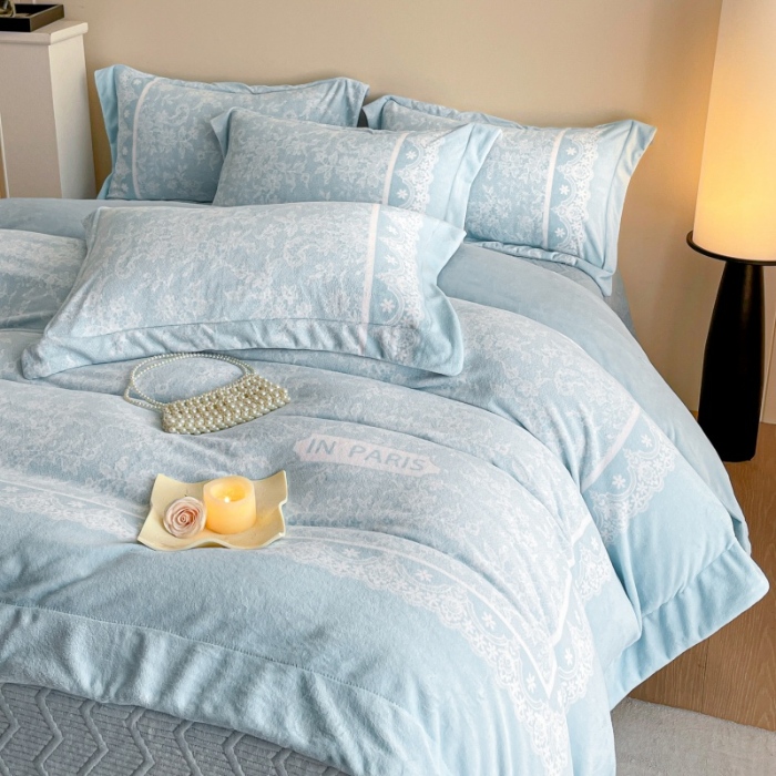 91家纺网 家纺一手货源 找家纺 （总）控价 2025新款 专版花型 高克重240克A类全消光数码印花牛奶绒四件套床盖款-恋语