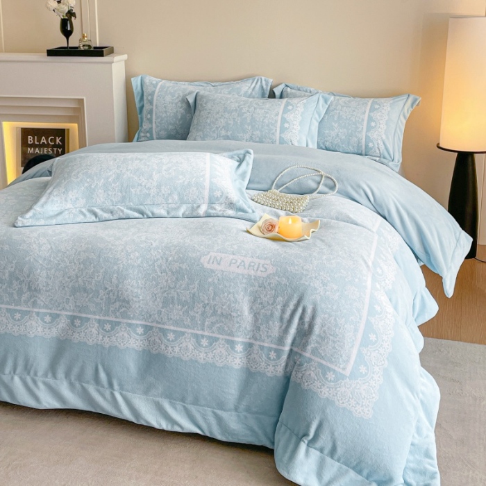 91家纺网 家纺一手货源 找家纺 （总）控价 2025新款 专版花型 高克重240克A类全消光数码印花牛奶绒四件套床盖款-恋语