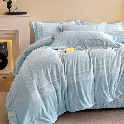 （总）控价 2025新款 专版花型 高克重240克A类全消光数码印花牛奶绒四件套床盖款-恋语